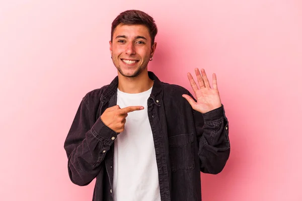 Joven Hombre Caucásico Con Tatuajes Aislados Sobre Fondo Amarillo Sonriente — Foto de Stock