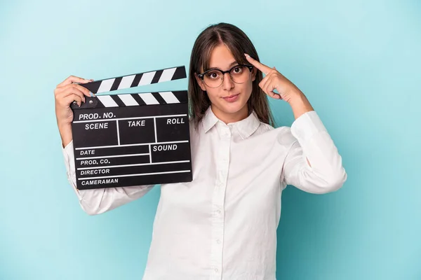 Young Caucasian Woman Holding Clapperboard Isolated Blue Background Pointing Temple — 图库照片