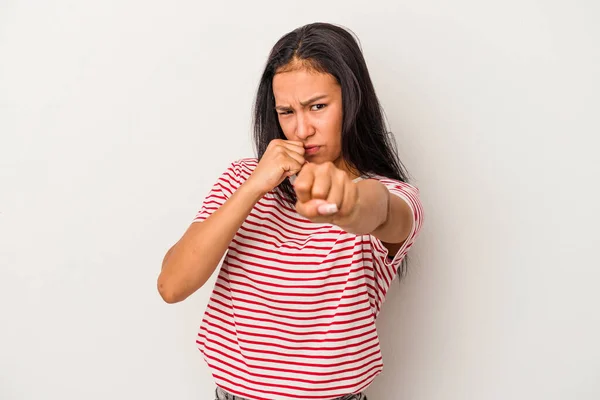 白人の背景に孤立した若いラテン語の女性がパンチ 怒りを投げ 引数のために戦って ボクシング — ストック写真