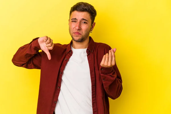 Junge Kaukasische Mann Mit Tätowierungen Isoliert Auf Gelbem Hintergrund Zeigt — Stockfoto