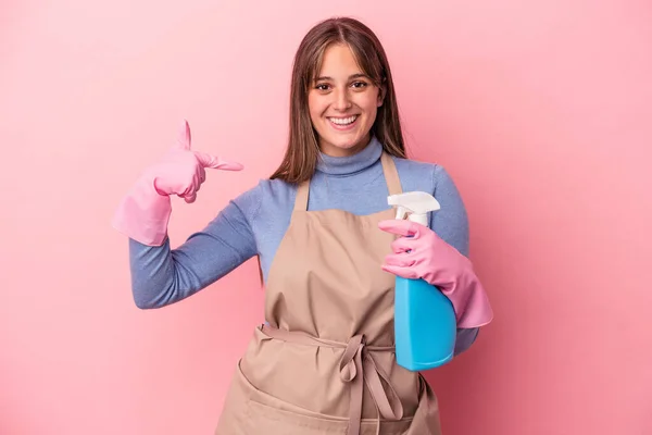 Young Caucasian Cleaner Woman Holding Spray Isolated Pink Background Person — Stock Photo, Image