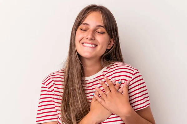 Beyaz arka planda izole edilmiş beyaz tenli genç bir kadın, dostane bir ifadeye sahip, avuçlarını göğsüne bastırıyor. Aşk konsepti.