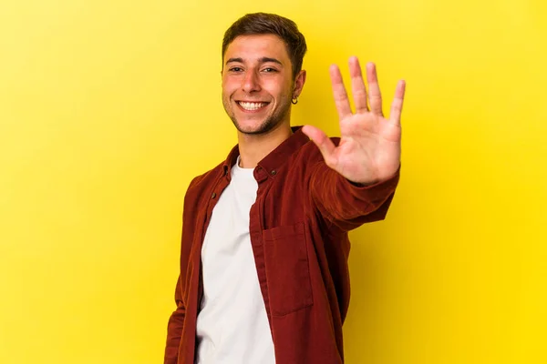 Young Caucasian Man Tattoos Isolated Yellow Background Smiling Cheerful Showing — стоковое фото