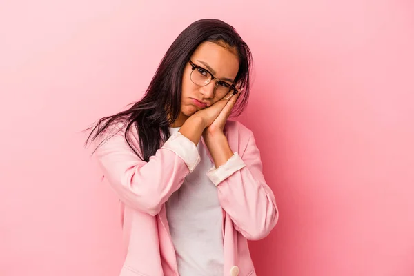 Mladá Latinská Žena Izolované Růžovém Pozadí Zívání Ukazující Unavené Gesto — Stock fotografie