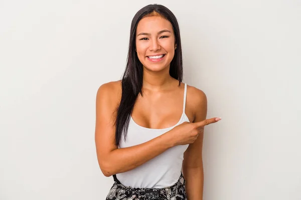 Mulher Latina Jovem Isolado Fundo Branco Sorrindo Apontando Para Lado — Fotografia de Stock