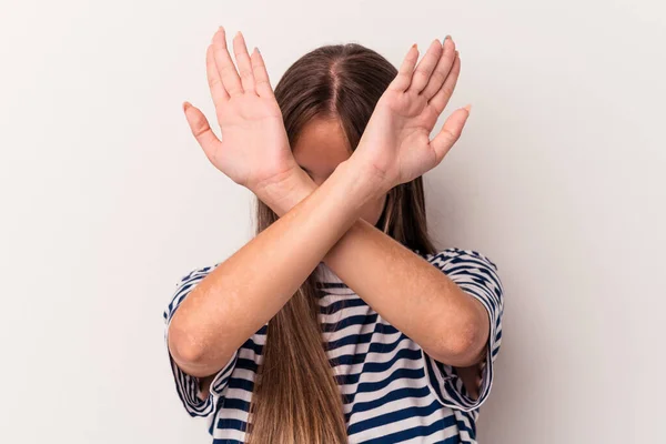 Junge Kaukasische Frau Auf Weißem Hintergrund Isoliert Zwei Arme Verschränkt — Stockfoto