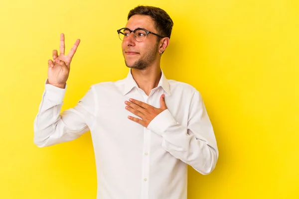 Young Caucasian Man Tattoos Isolated Yellow Background Taking Oath Putting — 스톡 사진