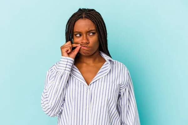 Giovane Donna Afroamericana Isolata Sfondo Blu Con Dita Sulle Labbra — Foto Stock