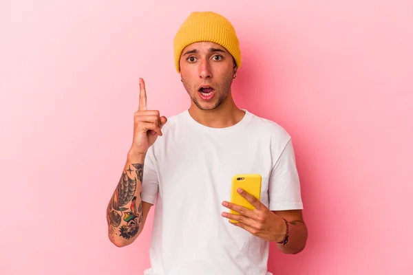 Młody Biały Mężczyzna Trzyma Telefon Komórkowy Odizolowany Różowym Tle Mając — Zdjęcie stockowe