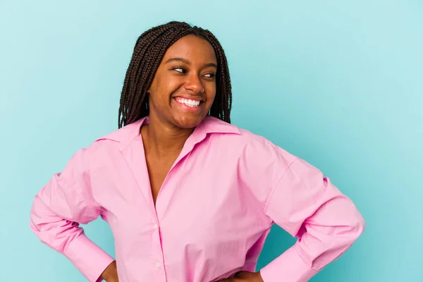 Jong Afrikaanse Amerikaanse Vrouw Geïsoleerd Blauwe Achtergrond Lacht Gelukkig Heeft — Stockfoto