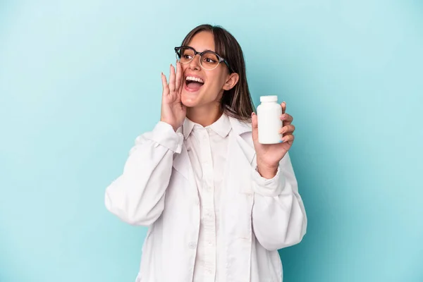 Jonge Apotheker Vrouw Met Pillen Geïsoleerd Blauwe Achtergrond Schreeuwen Houden — Stockfoto