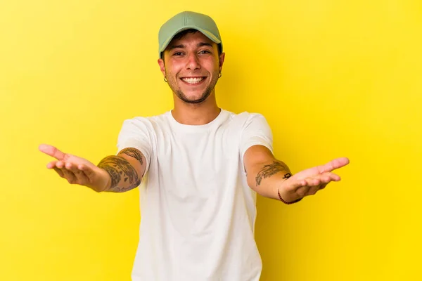 Jovem Caucasiano Com Tatuagens Isoladas Fundo Amarelo Mostrando Uma Expressão — Fotografia de Stock