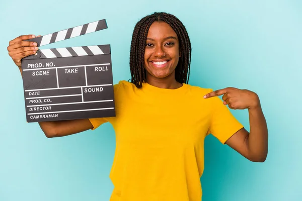 Jonge Afro Amerikaanse Vrouw Met Een Klapbord Geïsoleerd Blauwe Achtergrond — Stockfoto