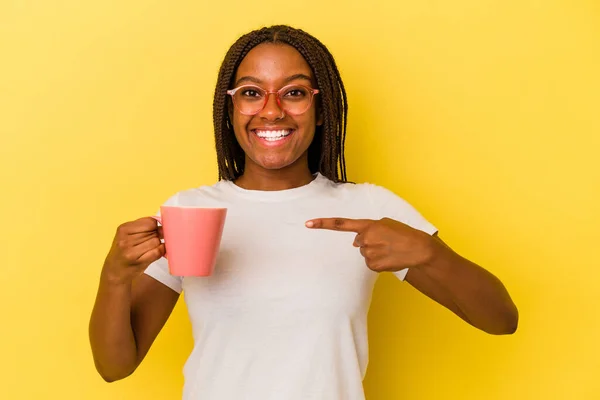 Giovane Donna Afroamericana Che Tiene Una Tazza Isolata Sfondo Giallo — Foto Stock