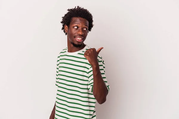 Junger Afrikanisch Amerikanischer Mann Isoliert Auf Weißem Hintergrund Zeigt Mit — Stockfoto