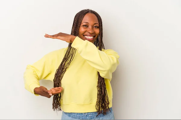 Genç Afrikalı Amerikalı Bir Kadın Beyaz Arka Planda Izole Edilmiş — Stok fotoğraf