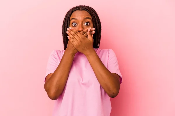 Ung Afrikansk Amerikansk Kvinna Isolerad Rosa Bakgrund Chockad Täcker Munnen — Stockfoto