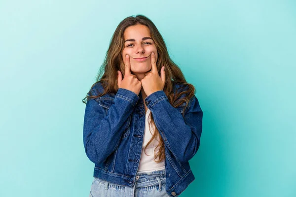 Jonge Blanke Vrouw Geïsoleerd Blauwe Achtergrond Twijfelen Tussen Twee Opties — Stockfoto