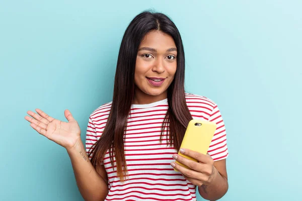 Junge Venezolanerin Hält Ihr Handy Isoliert Auf Blauem Hintergrund Und — Stockfoto