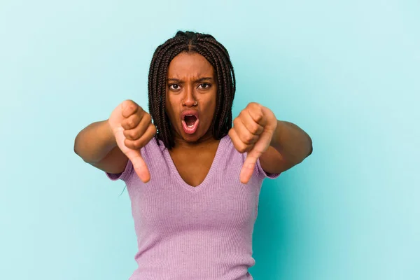 Young African American Woman Isolated Blue Background Showing Thumb Expressing — Stock Photo, Image