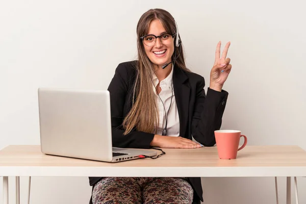 Jeune Femme Caucasienne Faisant Télétravail Isolé Sur Fond Blanc Montrant — Photo