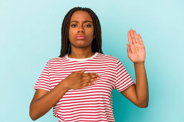 Ung Afrikansk Amerikansk Kvinna Isolerad Blå Bakgrund Sätta Handen Bröstet — Stockfoto