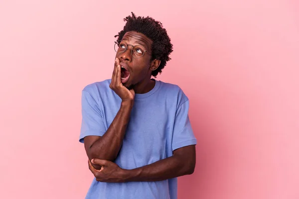 Giovane Uomo Afroamericano Isolato Sfondo Rosa Sbadigliare Mostrando Gesto Stanco — Foto Stock