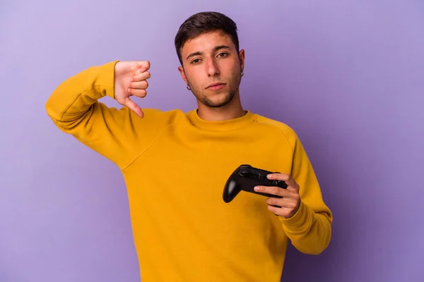 Homem Caucasiano Jovem Segurando Controlador Jogo Isolado Fundo Roxo Mostrando — Fotografia de Stock