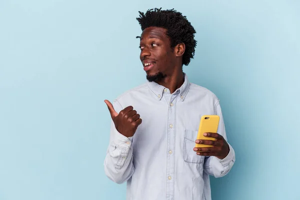 年轻的非洲裔美国人拿着手机 带着无忧无虑的微笑 带着无忧无虑的无忧无虑的无忧无虑的无忧无虑的无忧无虑 — 图库照片