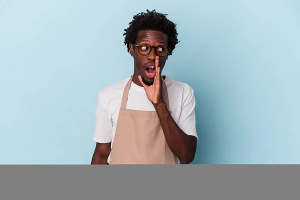 Mladý Africký Americký Prodavač Izolovaný Modrém Pozadí Říká Tajnou Horkou — Stock fotografie