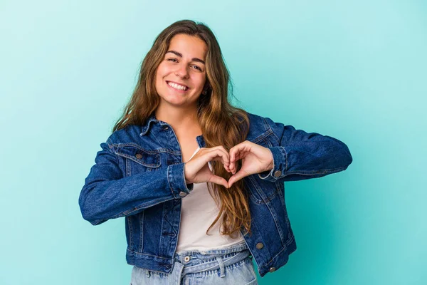 Mujer Joven Caucásica Aislada Sobre Fondo Azul Sonriendo Mostrando Una — Foto de Stock