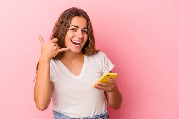 Giovane Donna Caucasica Utilizzando Telefono Cellulare Isolato Sfondo Rosa Che — Foto Stock