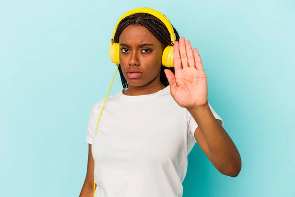 Jeune Femme Afro Américaine Écoutant Musique Isolée Sur Fond Bleu — Photo