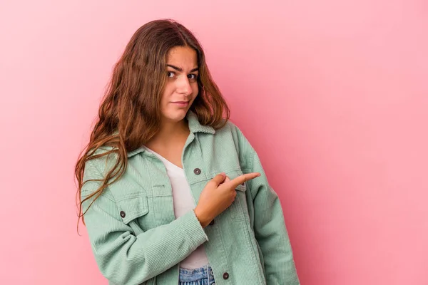 Mujer Caucásica Joven Aislada Sobre Fondo Rosa Sonriendo Señalando Lado — Foto de Stock