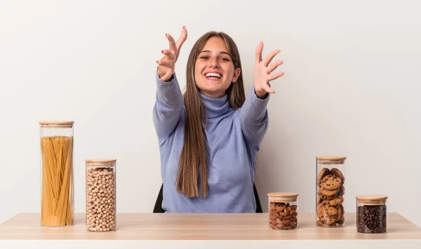 Jovem Caucasiana Sentada Uma Mesa Com Panela Isolada Fundo Branco — Fotografia de Stock