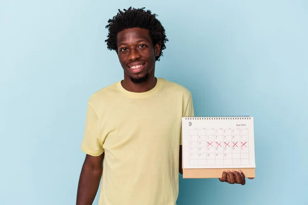 Jonge Afro Amerikaanse Man Met Kalender Geïsoleerd Blauwe Achtergrond Gelukkig — Stockfoto