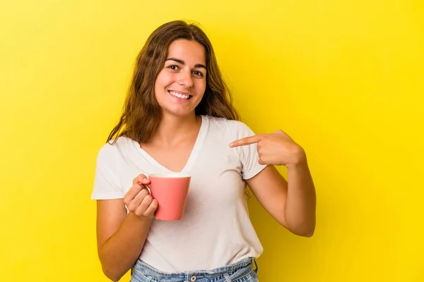 Mujer Caucásica Joven Sosteniendo Una Taza Aislada Fondo Amarillo Persona — Foto de Stock