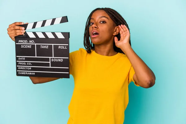 Jong Afrikaans Amerikaans Vrouw Houden Een Clapperboard Geïsoleerd Blauwe Achtergrond — Stockfoto