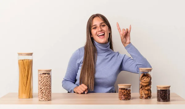 Mulher Branca Jovem Sentada Uma Mesa Com Panela Comida Isolada — Fotografia de Stock