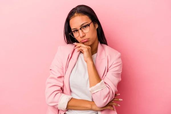 Mujer Latina Joven Aislada Sobre Fondo Rosa Cansada Una Tarea —  Fotos de Stock