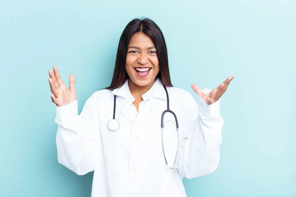 Jovem Médico Venezuelano Mulher Isolada Fundo Azul Recebendo Uma Agradável — Fotografia de Stock