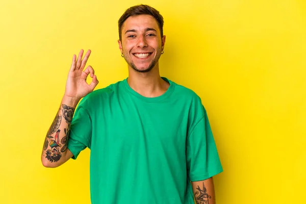 Jovem Caucasiano Com Tatuagens Isoladas Fundo Amarelo Alegre Confiante Mostrando — Fotografia de Stock
