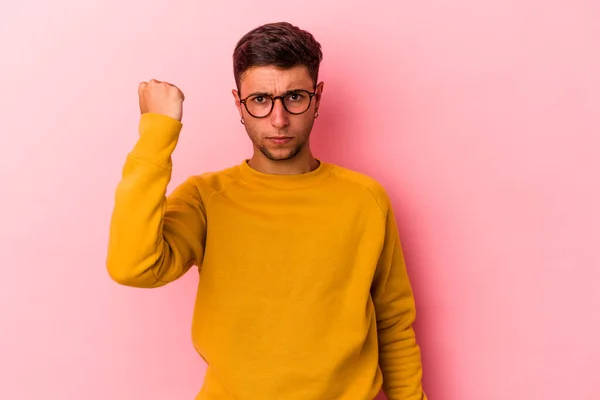 Jovem Caucasiano Com Tatuagens Isoladas Fundo Amarelo Mostrando Punho Para — Fotografia de Stock