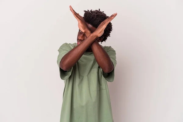 Jovem Afro Americano Isolado Sobre Fundo Branco Mantendo Dois Braços — Fotografia de Stock