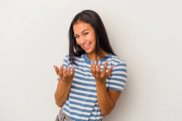 Jonge Latijnse Vrouw Geïsoleerd Witte Achtergrond Wijzend Met Vinger Naar — Stockfoto