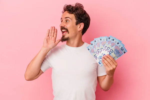 Young Caucasian Man Holding Banknotes Isolated Pink Background Shouting Holding — Stockfoto