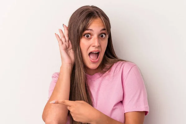 Jovem Caucasiana Isolada Fundo Branco Tentando Ouvir Uma Fofoca — Fotografia de Stock