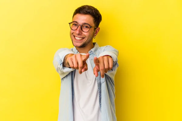 Joven Hombre Caucásico Con Tatuajes Aislados Sobre Fondo Amarillo Apuntando —  Fotos de Stock