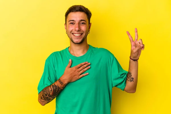 Jonge Blanke Man Met Tatoeages Geïsoleerd Gele Achtergrond Die Een — Stockfoto