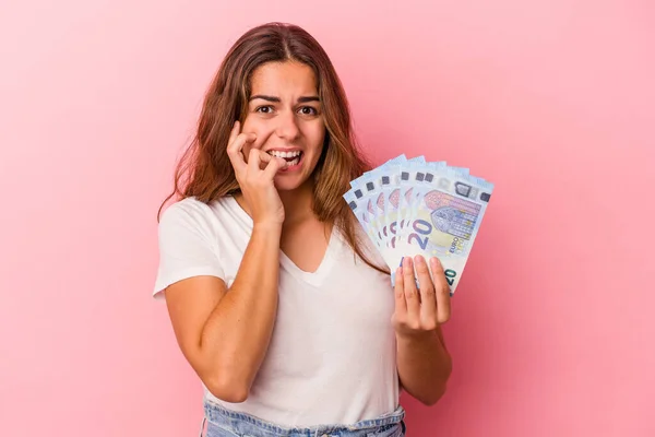 Young Caucasian Woman Holding Bills Isolated Pink Background Biting Fingernails — Stock Photo, Image